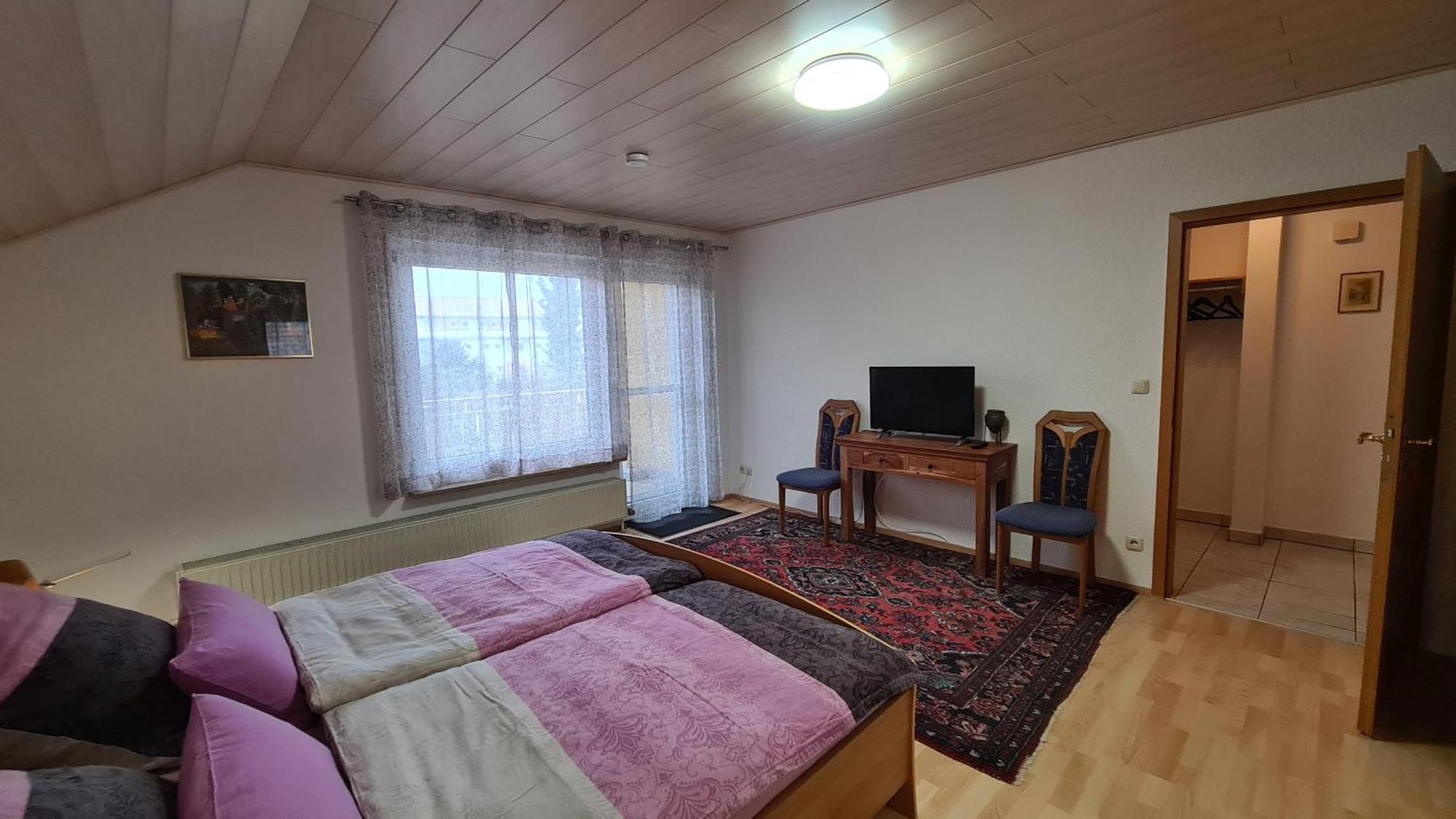 Gemuetliche 120 Qm Ferienwohnung Mit Balkon Adelsdorf Exteriör bild
