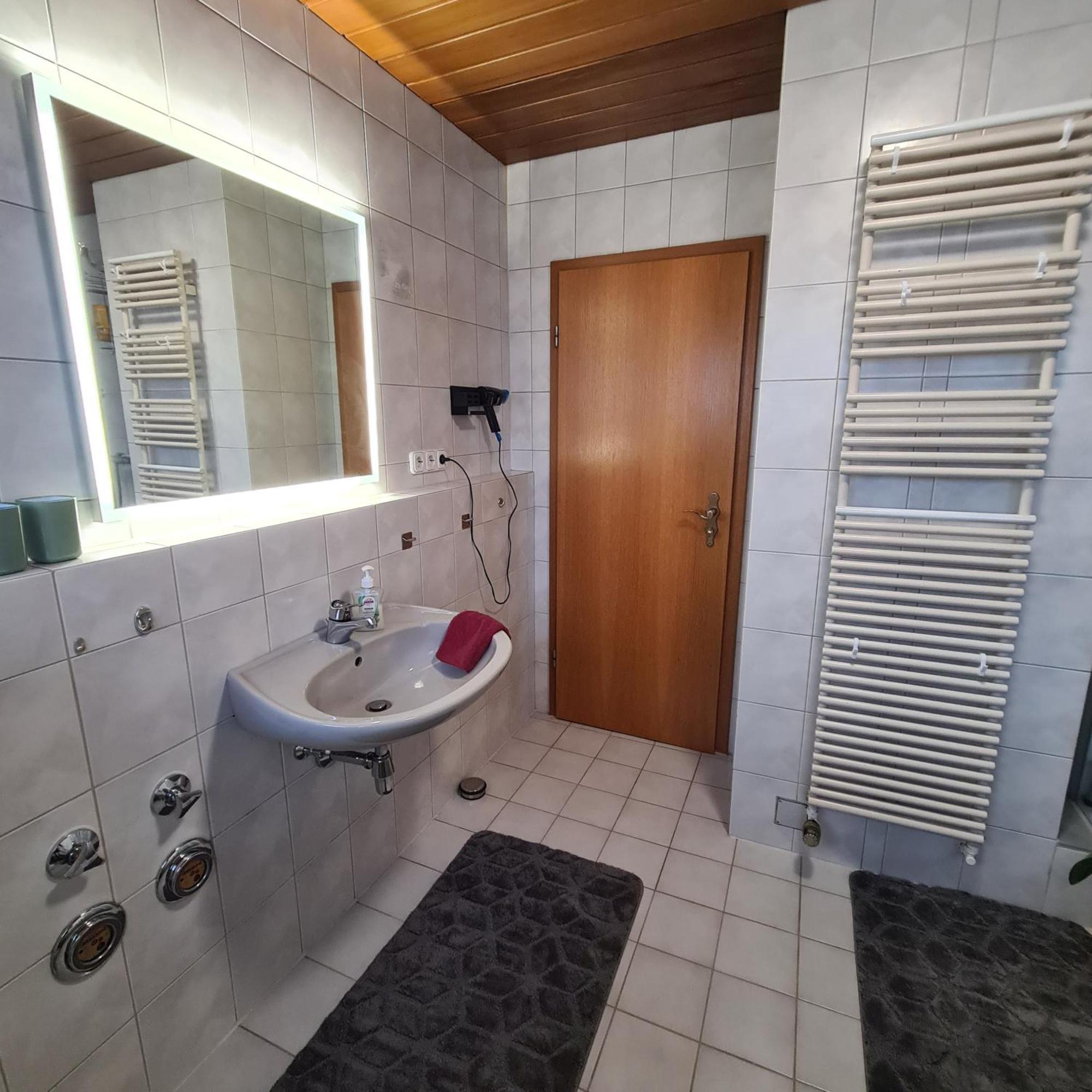 Gemuetliche 120 Qm Ferienwohnung Mit Balkon Adelsdorf Exteriör bild